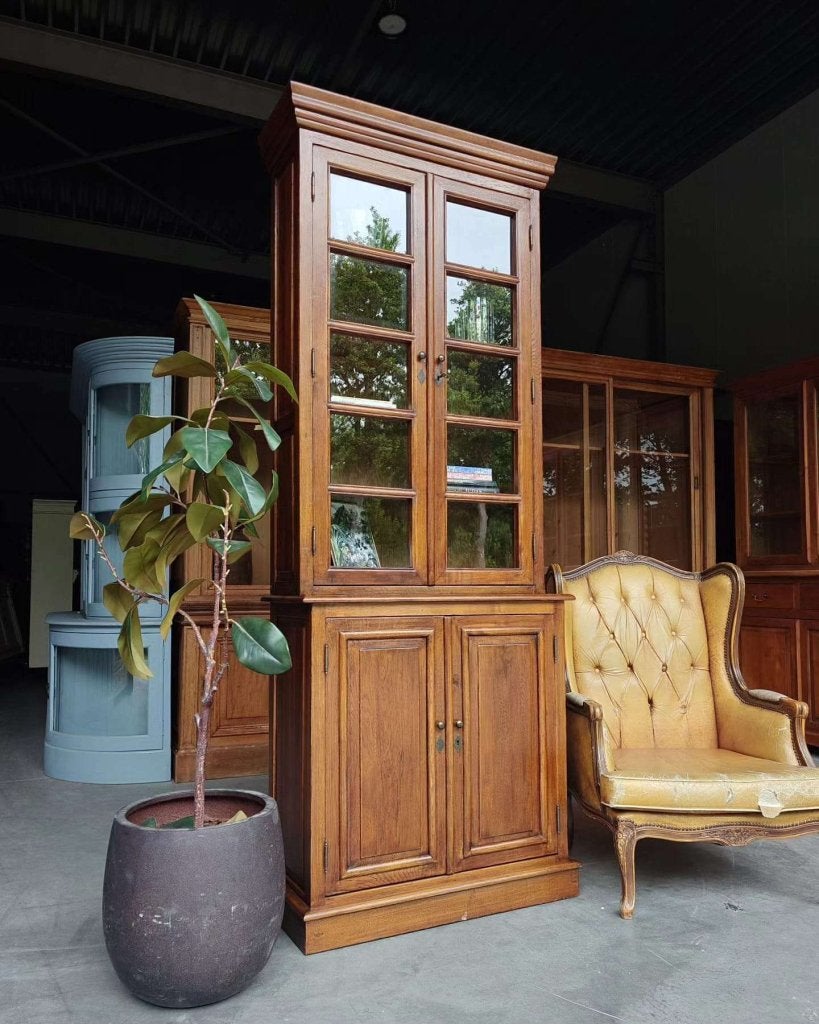 Hoge eikenhouten vitrinekast | Servieskast #3167, Antiek en Kunst, Ophalen of Verzenden