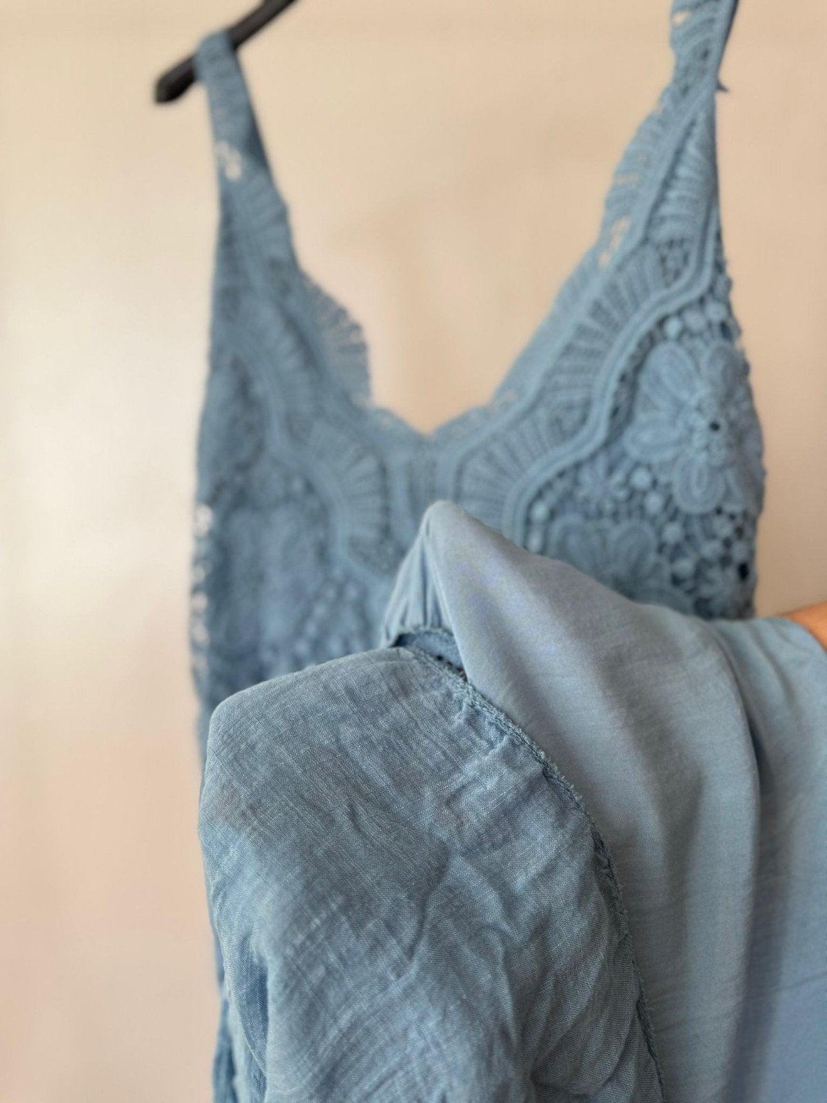 Lange blauwe jurk met kant en bloemenpatroon, Kleding | Dames, Jurken, Maat 38/40 (M), Blauw, Ophalen of Verzenden, Onder de knie