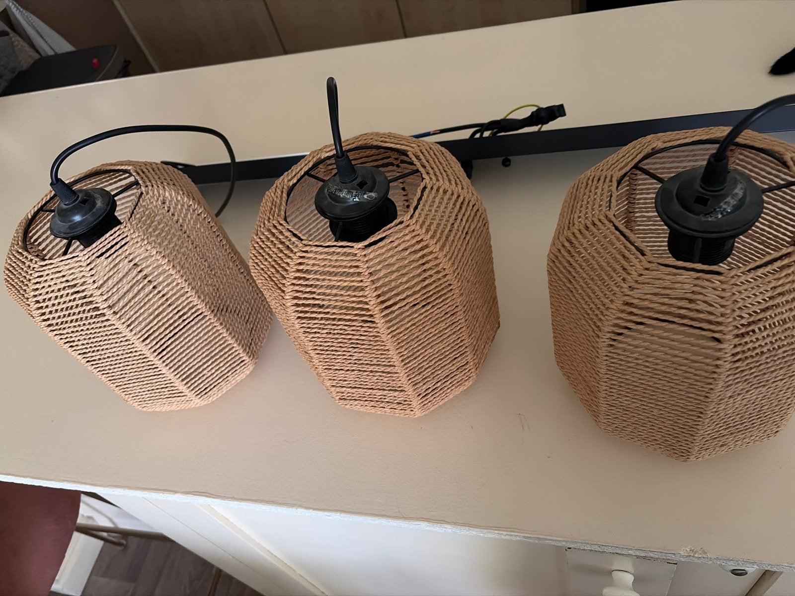 Zwarte aluminium plafondlamp met 3 rotan kappen, Ophalen of Verzenden, Zo goed als nieuw, Metaal