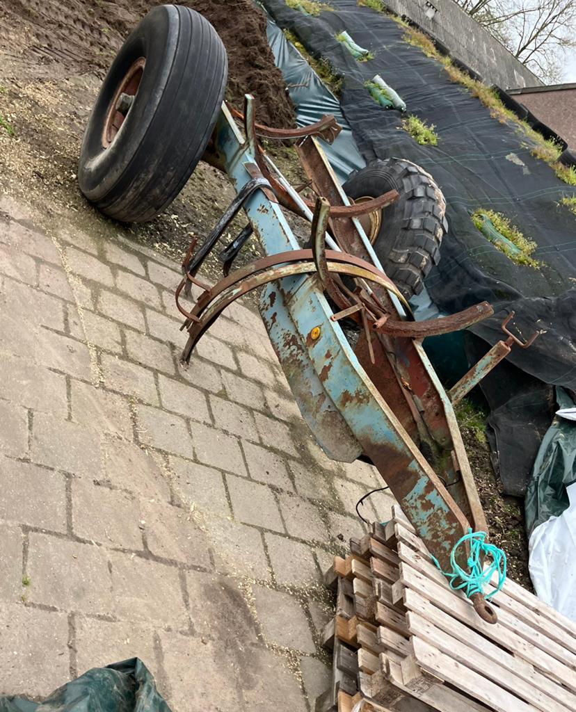 Giertank onderstel, Ophalen, Gebruikt, IJzer