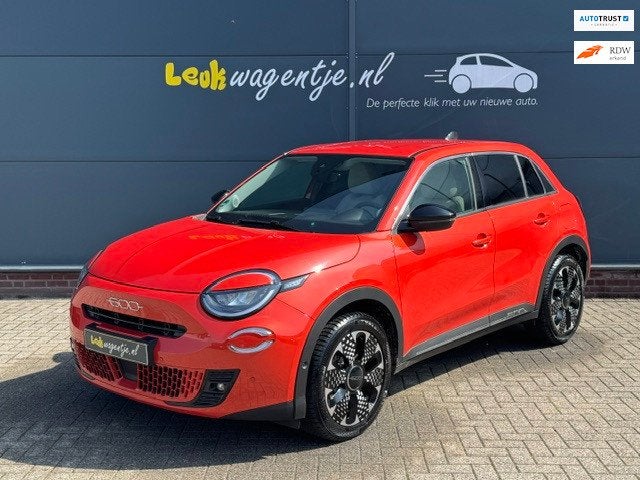 Fiat 600 1.2 Hybrid La Prima Aut. 100 PK *alle opties *2025, Auto's, 101 pk, Gebruikt, 620 kg, Leder