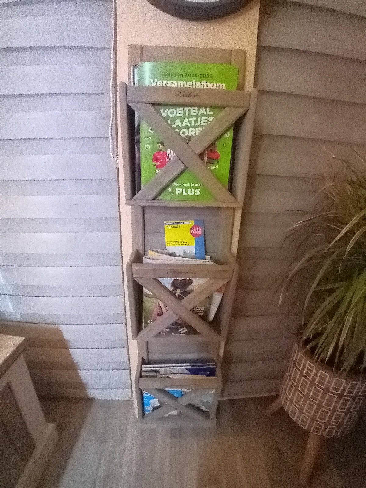 zgan stoere houten tijdschriftenrek 120 cm hoog, Huis en Inrichting, Woonaccessoires | Krantenbakken en Lectuurbakken, Ophalen