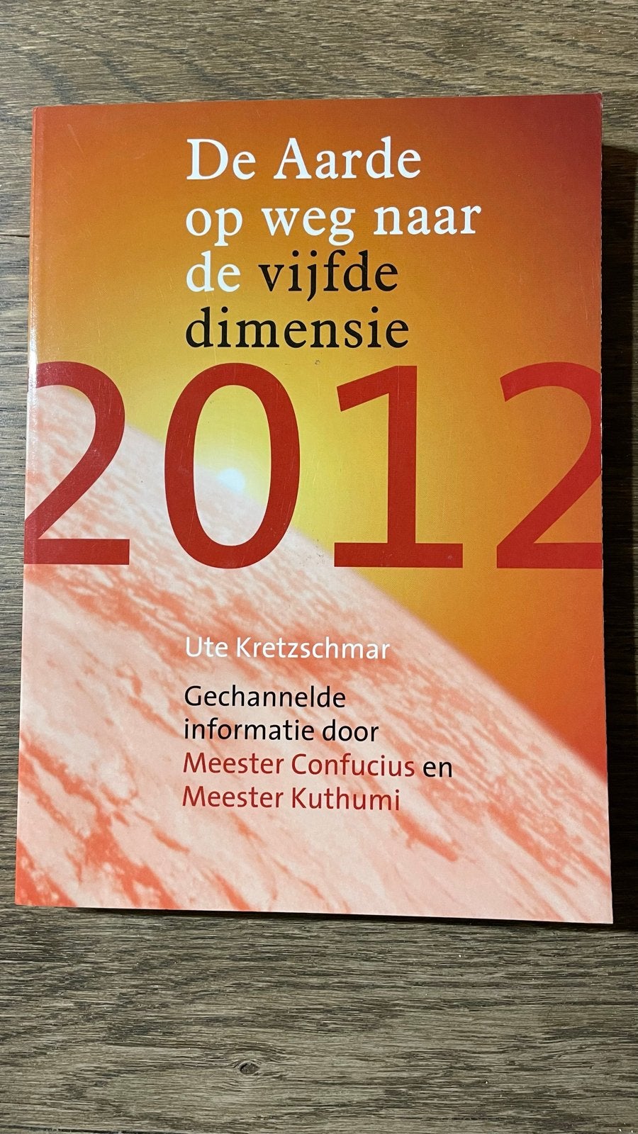 De Aarde op weg naar de vijfde dimensie - Ute Kretzschmar, Boeken, Ophalen of Verzenden, Zo goed als nieuw, Spiritualiteit algemeen
