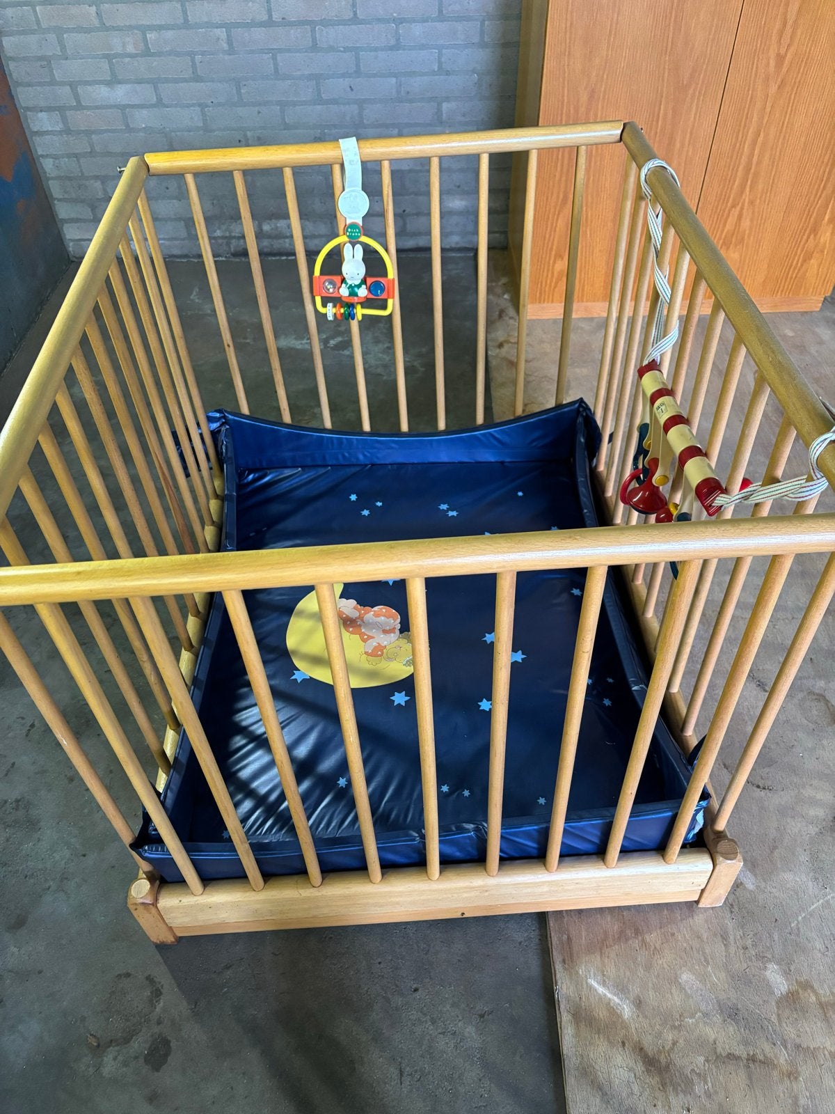 Vintage houten box met verstelbare bodem, Kinderen en Baby's, Ophalen, Gebruikt, Vierkant, In hoogte verstelbaar