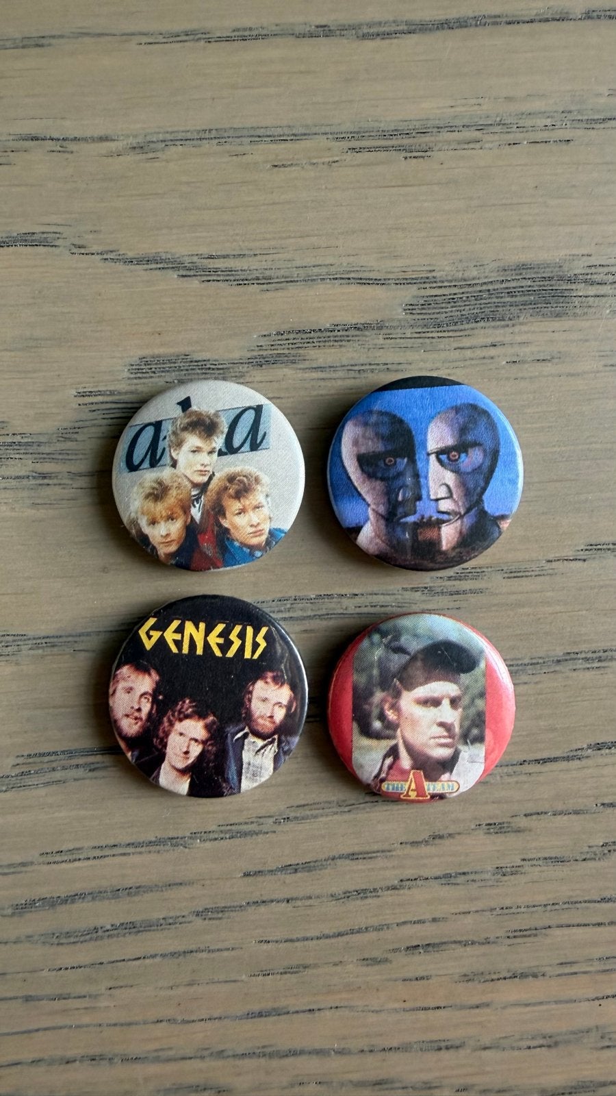 Buttons: A-Ha, Genesis, The A-Team em Pink Floyd, Ophalen of Verzenden, Zo goed als nieuw, Overige onderwerpen, Button