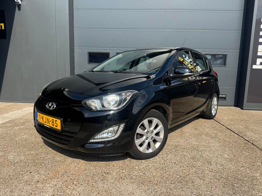 Hyundai i20 1.2I 5-DRS I-Deal 2013 Zwart Airco Apk Nap Pdc, Auto's, 4 cilinders, Zwart, Origineel Nederlands, Bedrijf