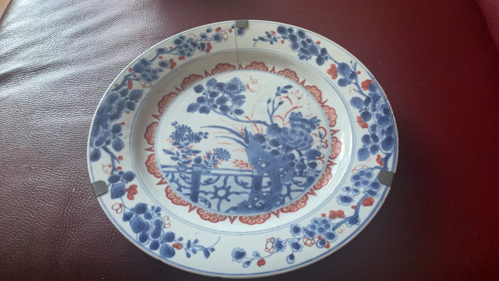 Imari bord. Porselein 21,8 cm ø.      Ophalen, Ophalen