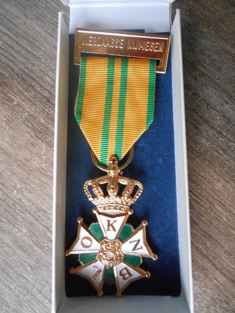 Medaille Vierdaagse Nijmegen voor 11 keer lopen, Ophalen of Verzenden, Landmacht, Nederland, Lintje, Medaille of Wings