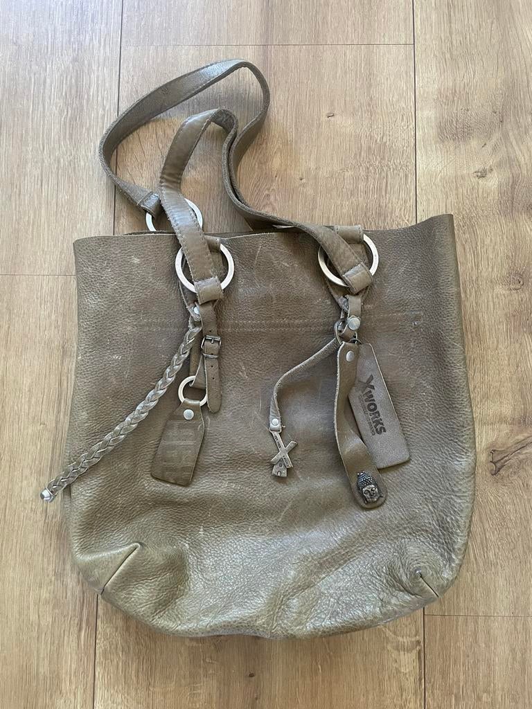 Prachtige lederen schoudertas leer taupe X works, Sieraden, Tassen en Uiterlijk, Tassen | Schoudertassen, Zo goed als nieuw, Grijs
