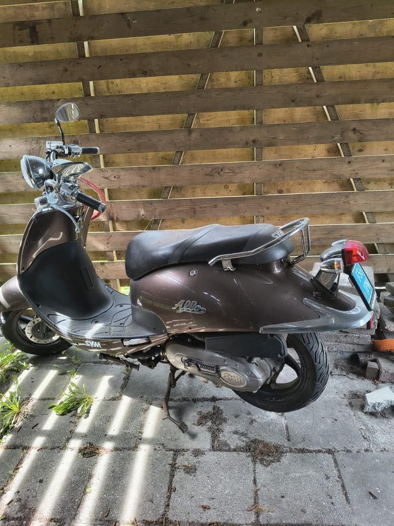 Sym Allo Scooter - Bruin, Fietsen en Brommers, Ophalen, Gebruikt, Maximaal 45 km/u, Allo