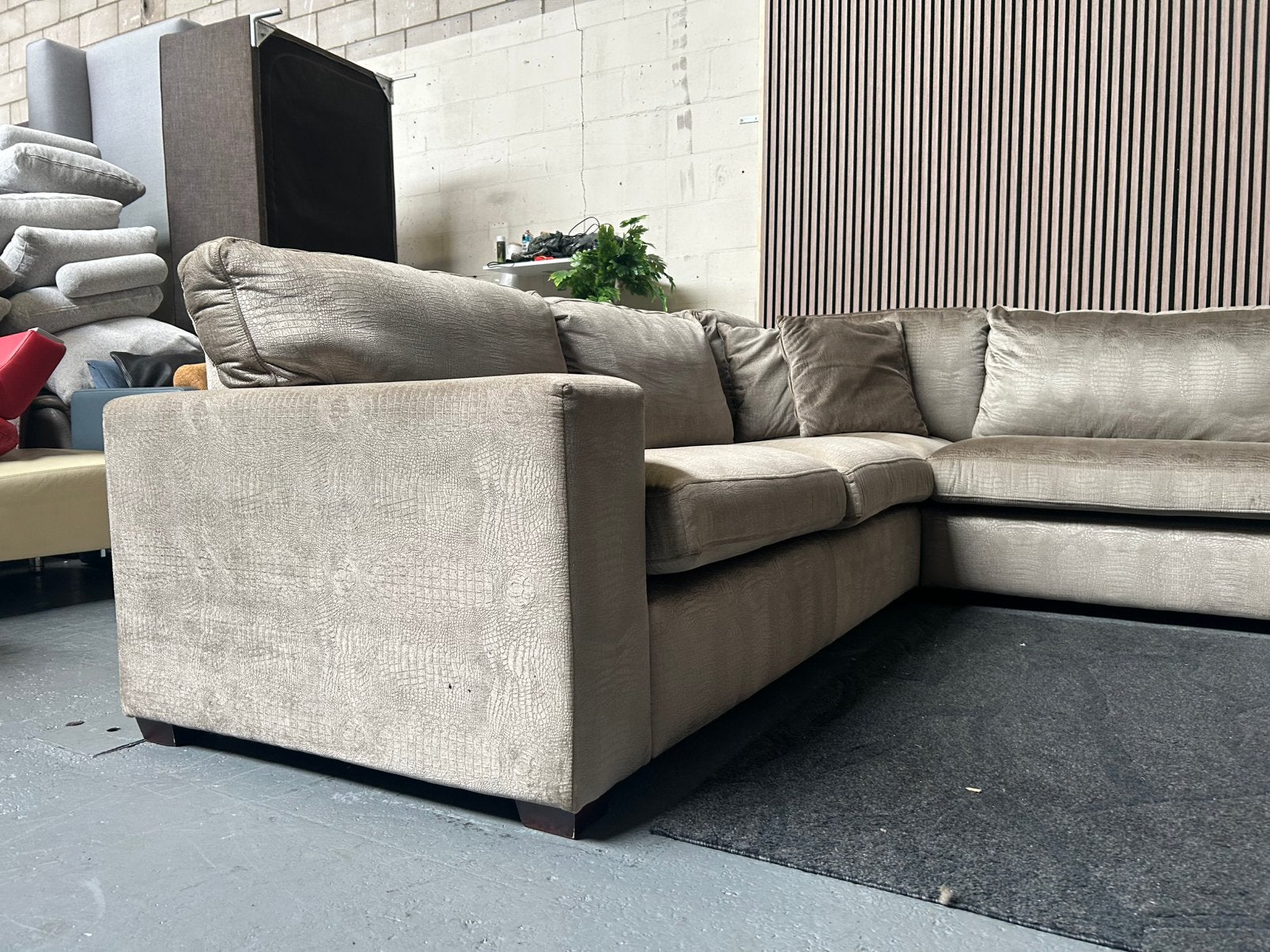 GRATIS LEVERING BEIGE CROCO VELVET 385X170 GEREINIGD, Hoekbank, 300 cm of meer, Ophalen of Verzenden, Zo goed als nieuw