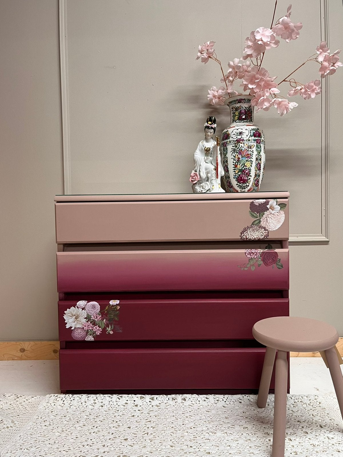 Ladekast gepimpt kleuren oud roze en wijnrood stevige kast, Zo goed als nieuw, 3 of 4 laden, Minder dan 100 cm, 25 tot 50 cm