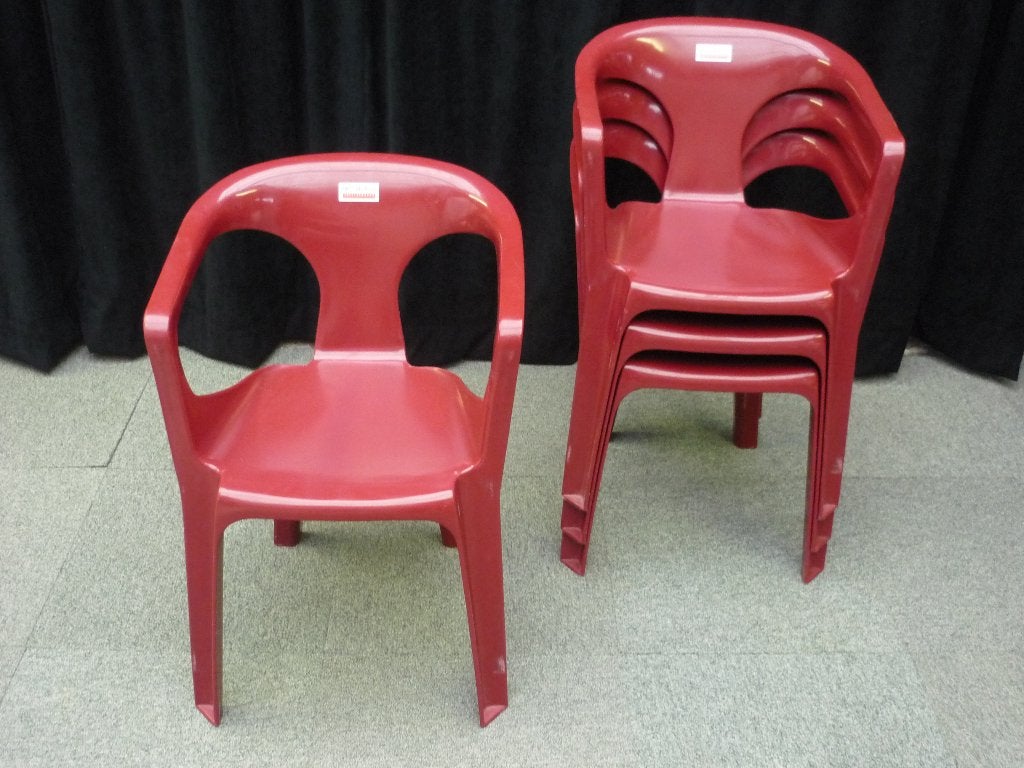Te koop: 17 rode stevige kunststof stoelen met armleuning, Ophalen, Gebruikt, Kunststof, Stapelbaar