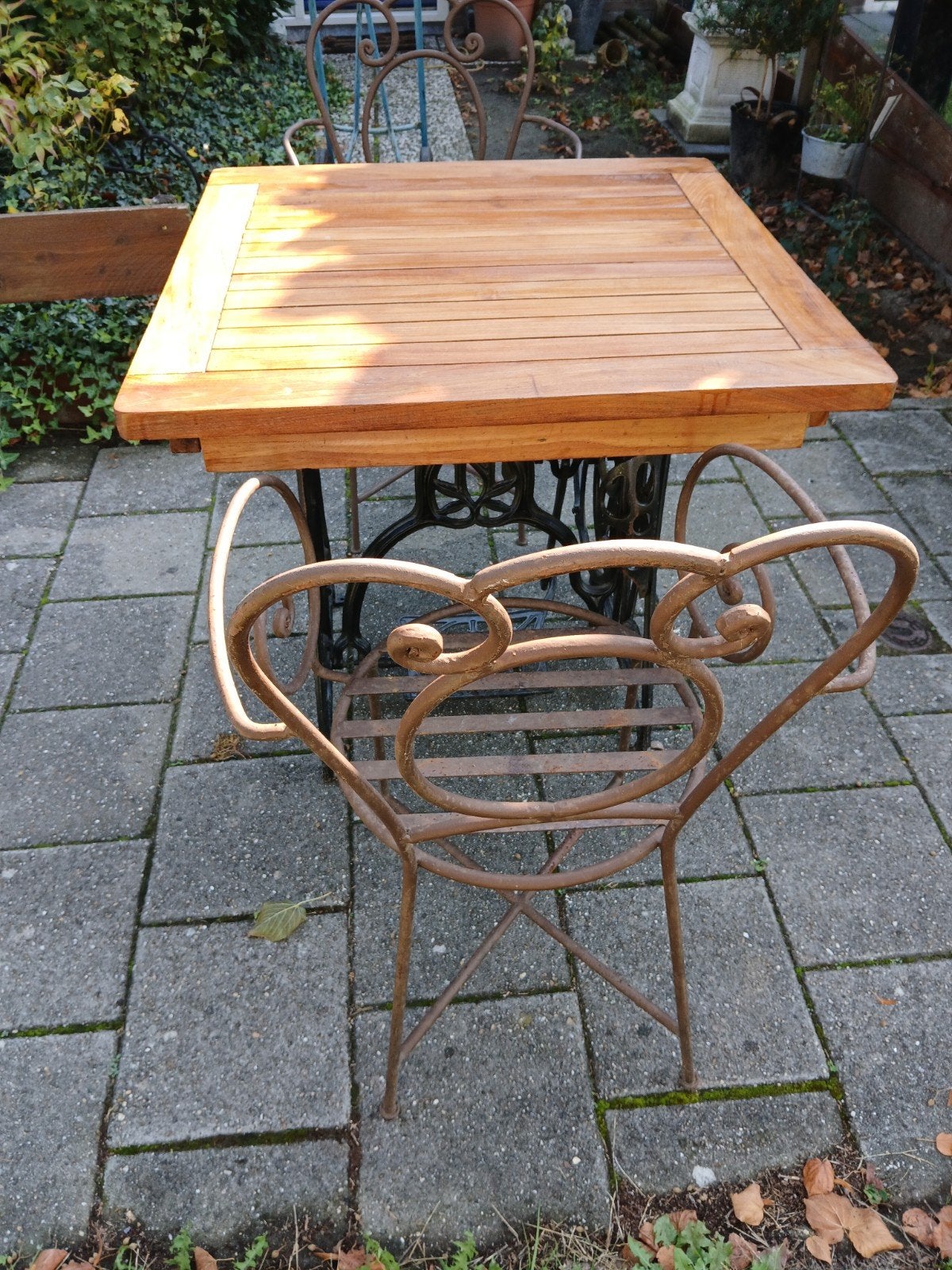 Tuintafel met 2 stoelen - Naumann onderstel en teakhout, Antiek en Kunst, Ophalen