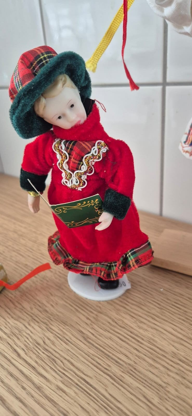 Kerstpopje in rood fluwelen jurk met Schotse ruit, Verzamelen, Poppen, Gebruikt, Pop, Ophalen of Verzenden