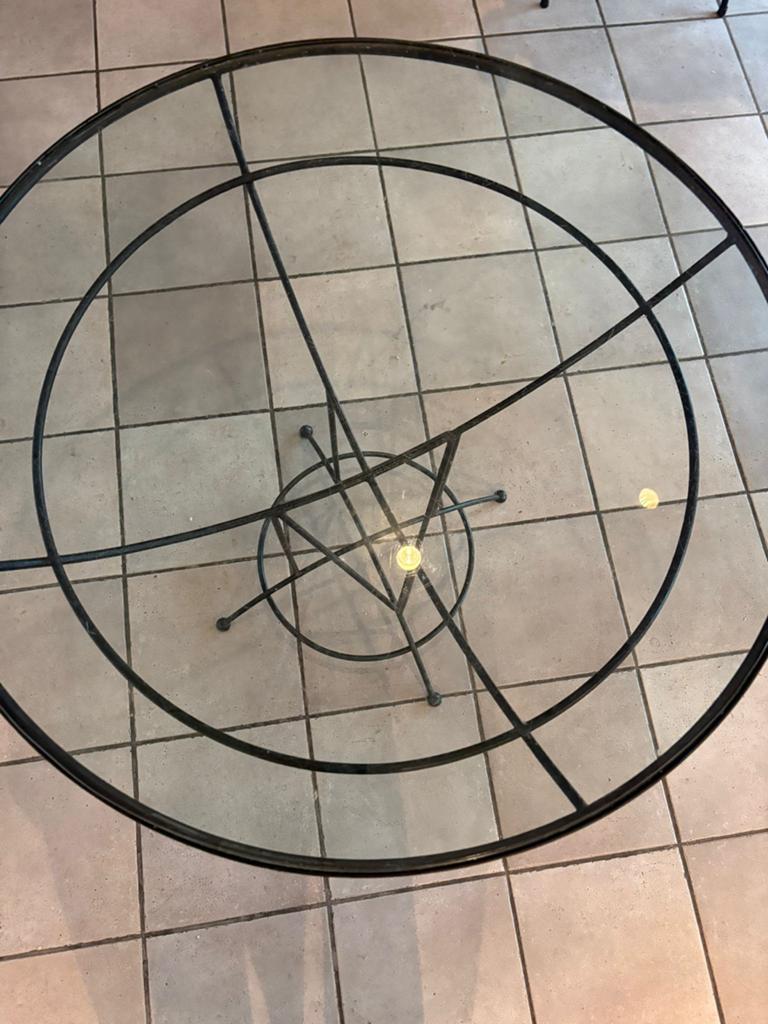 Ronde glazen tafel met metalen onderstel, Gebruikt, 100 tot 150 cm, Rond, Ophalen of Verzenden