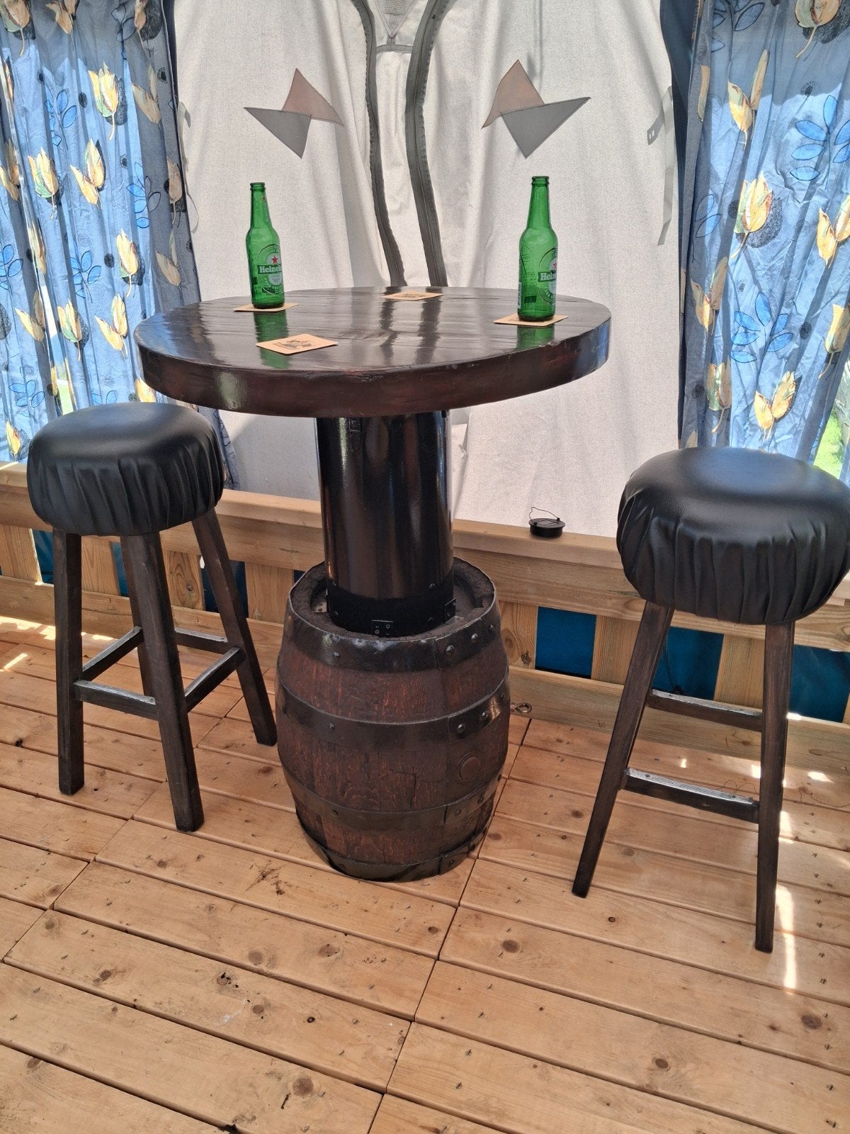 Barset met 2 krukken en tafel van wijnvat, Ophalen, Gebruikt, 90 cm of meer, Leer