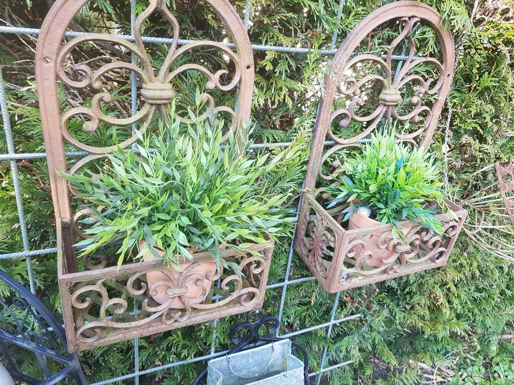 2 gietijzeren gotische plantenhangers/bakken (brocante), Gebruikt, Minder dan 60 cm, Ophalen of Verzenden, Balkon