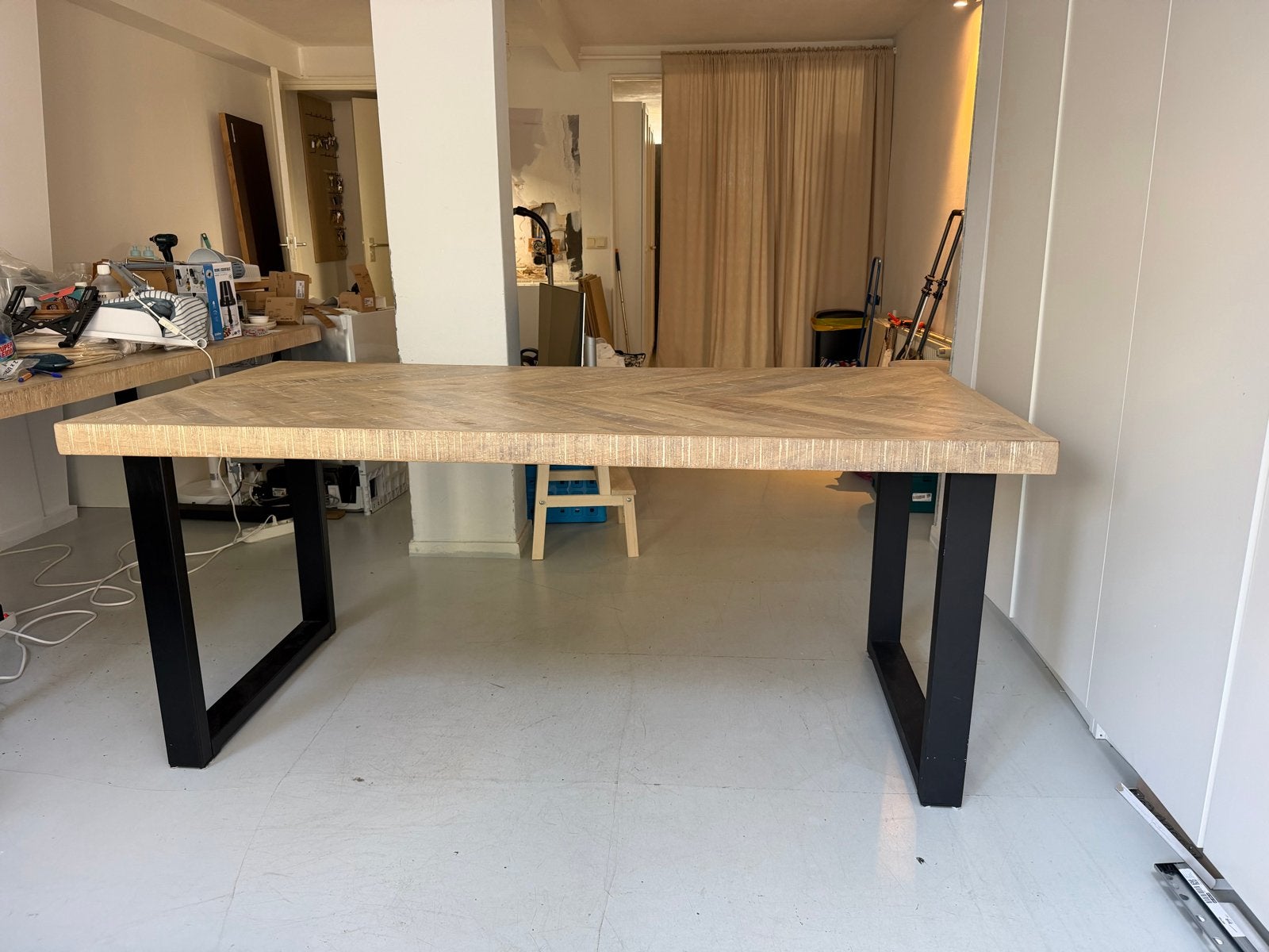 Robuuste eettafel met visgraatpatroon en metalen poten, Huis en Inrichting, Tafels | Eettafels, Ophalen, 50 tot 100 cm, Zo goed als nieuw