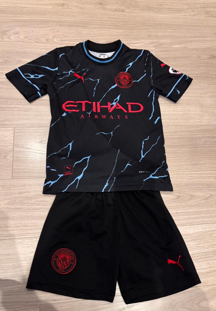 Voetbal tenues- niet origineel maat 140, Kinderen en Baby's, Kinderkleding | Maat 140, Ophalen of Verzenden, Gebruikt, Jongen of Meisje