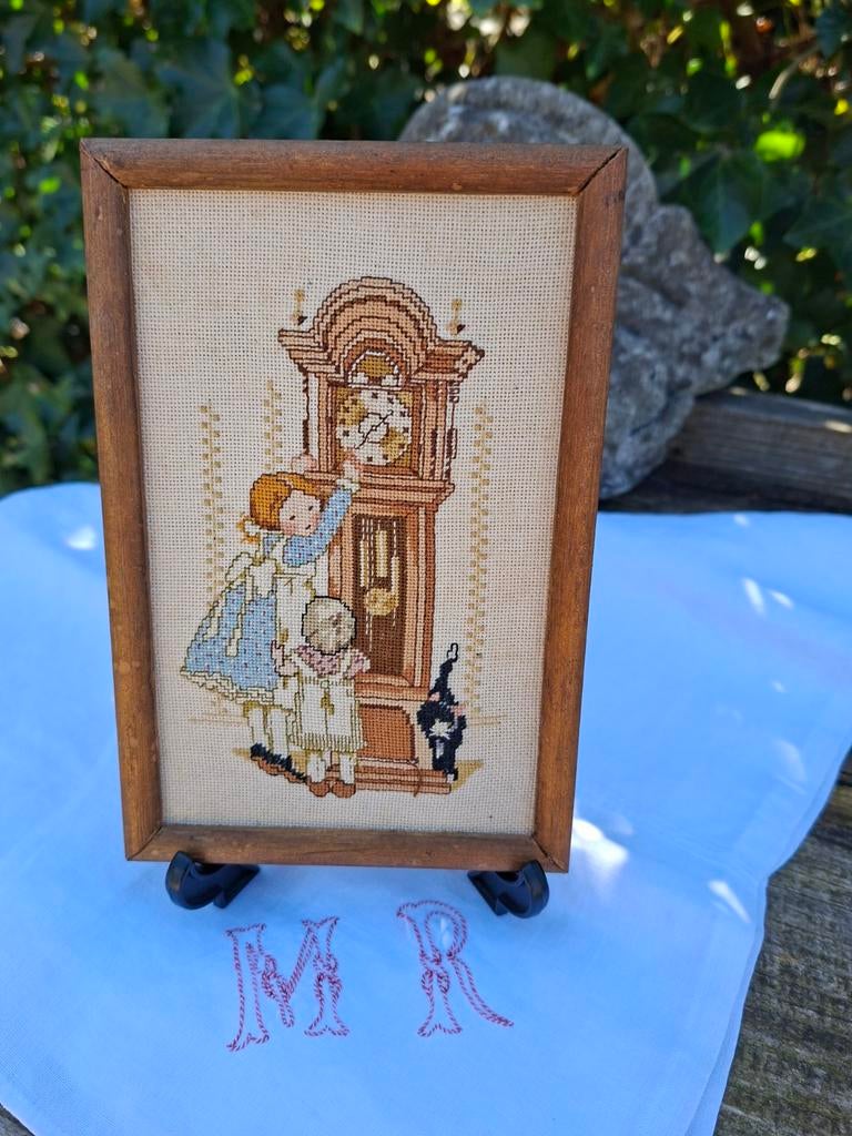 Holly Hobbie - ingelijst borduurwerkje - meisjes met klok, Huis en Inrichting, Woonaccessoires | Wanddecoraties, 12 cm, Schilderij