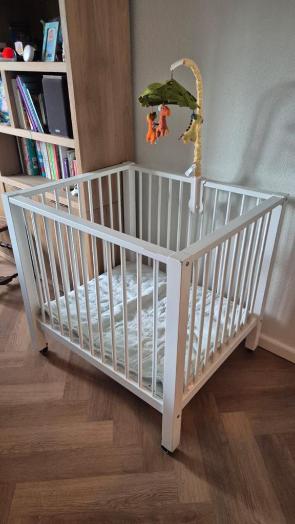 Vierkante Bopita box, wit, 85x85cm met boxkleden en mobile, Kinderen en Baby's, Boxen, Ophalen, Gebruikt, In hoogte verstelbaar