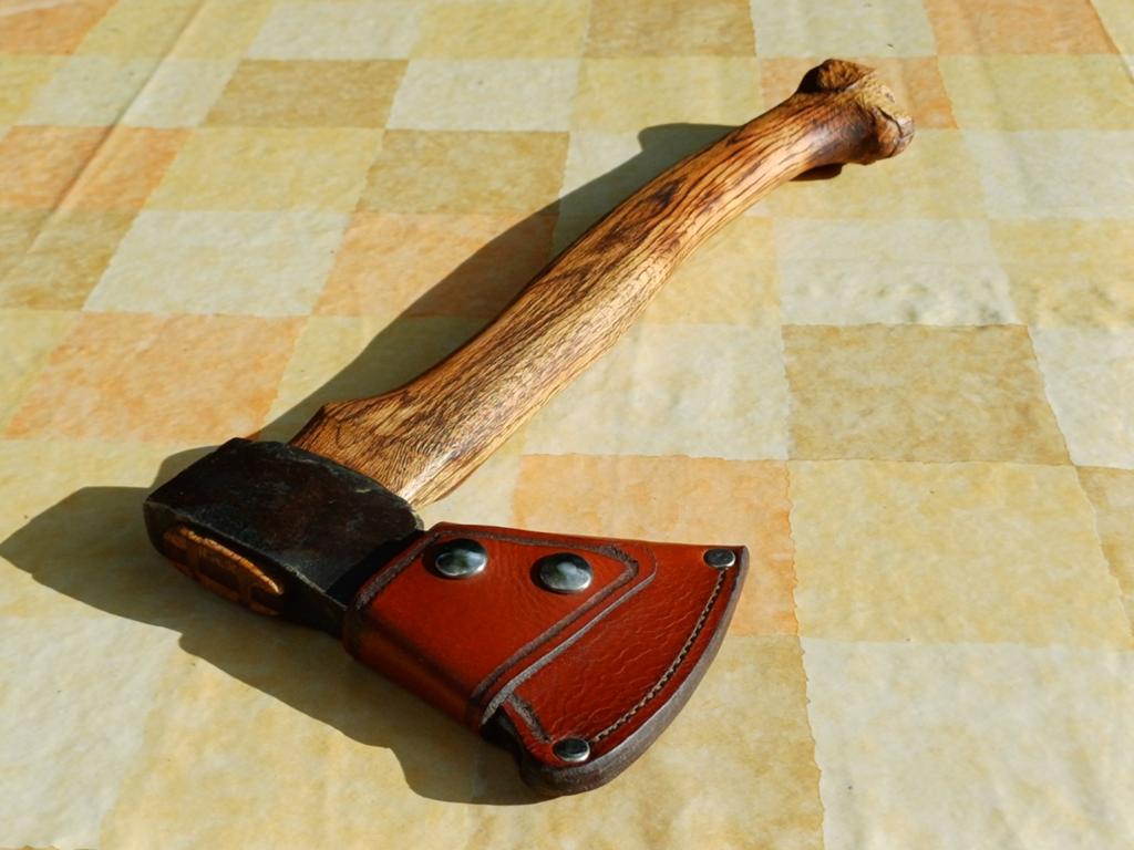 Lichte handbijl hatchet met houtsnijwerk zgst., Antiek en Kunst, Antiek | Gereedschap en Instrumenten, Ophalen of Verzenden