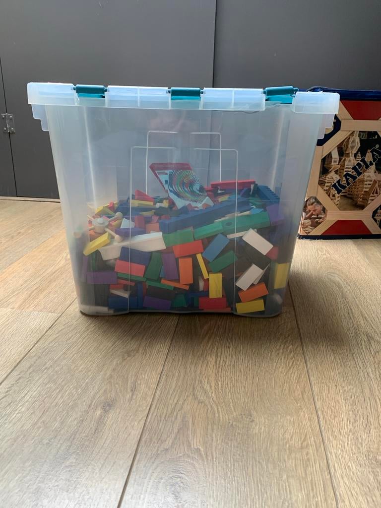 Grote doos met kleurrijke dominostenen en accessoires, Ophalen of Verzenden, Zo goed als nieuw, Jongen of Meisje
