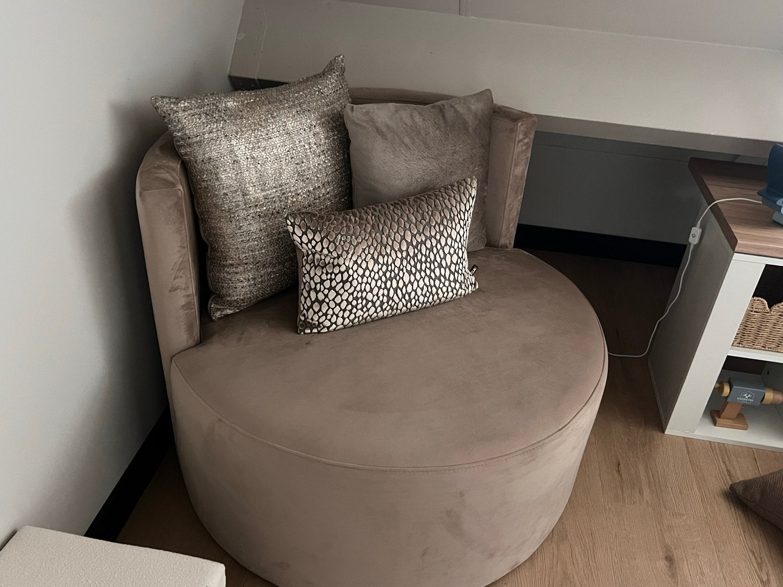 Mooie beige taupe loveseat in goede staat, Ophalen, Tweepersoons, 75 tot 100 cm, Zo goed als nieuw
