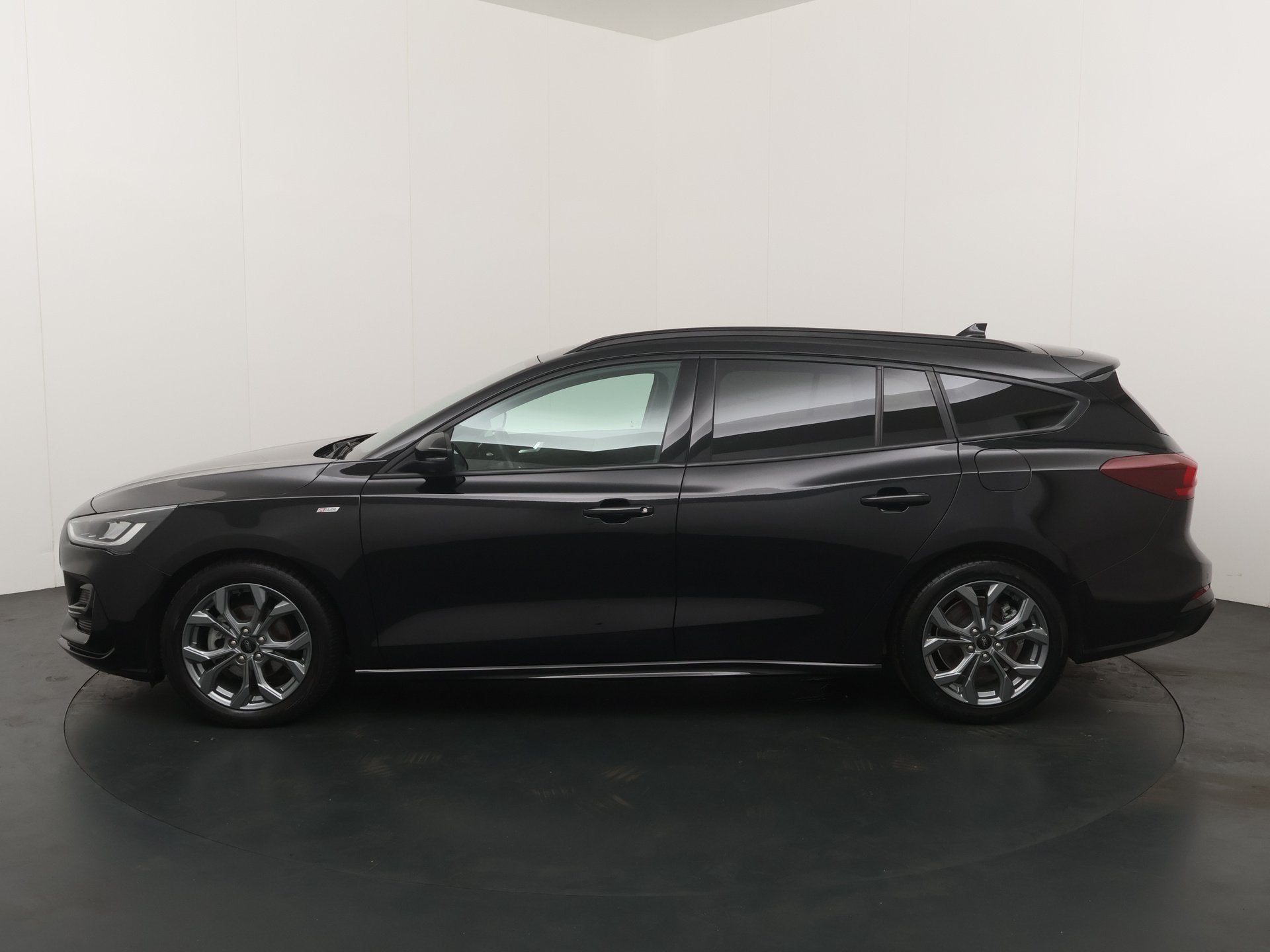 Ford FOCUS Wagon 125PK EcoBoost Hybrid ST Line | NW Model |, Gebruikt, Zwart, Handgeschakeld, 19 km/l