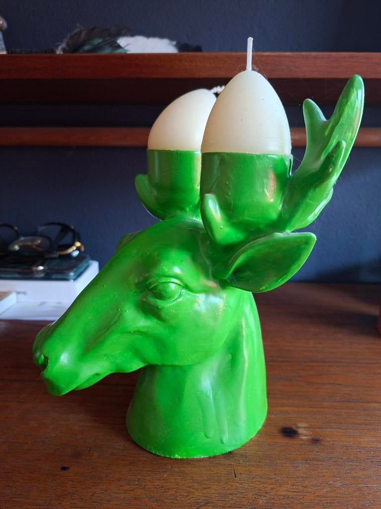 Groene hertenkop. In zijn gewei zitten 2 kaarsen., Ophalen of Verzenden, Minder dan 50 cm