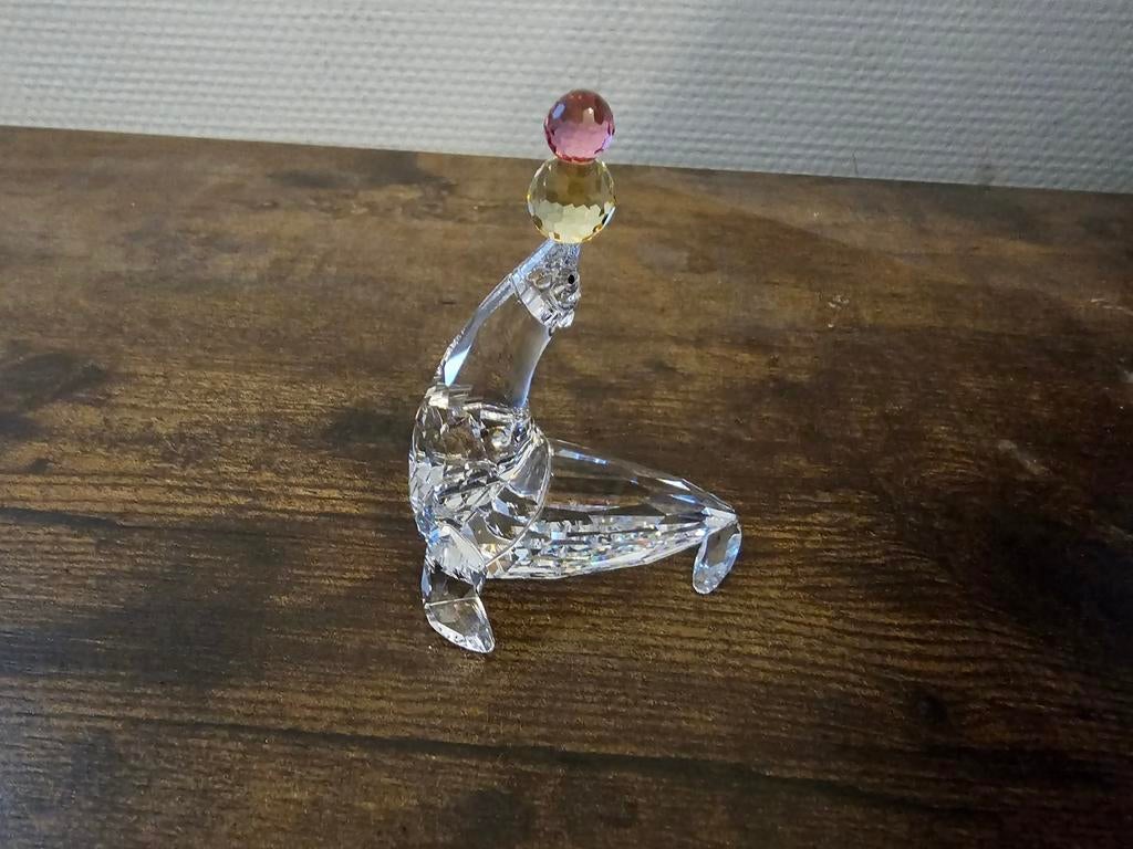 Swarovski zeehond met gekleurde ballen, Customer_relations@swarovski.com, Dr.-A.-Swarovski-Straße 30, 6112 Wattens, Oostenrijk