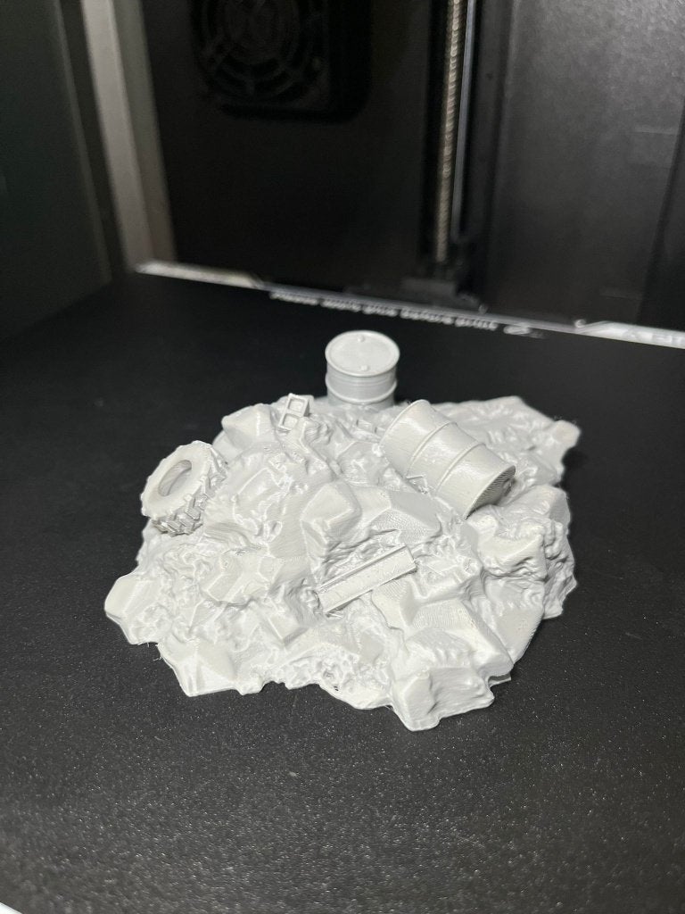 Tabletop Terrain – Scrapyard met Vaten (106x84mm), Hobby en Vrije tijd, Wargaming, Ophalen of Verzenden, Nieuw, Overige soorten