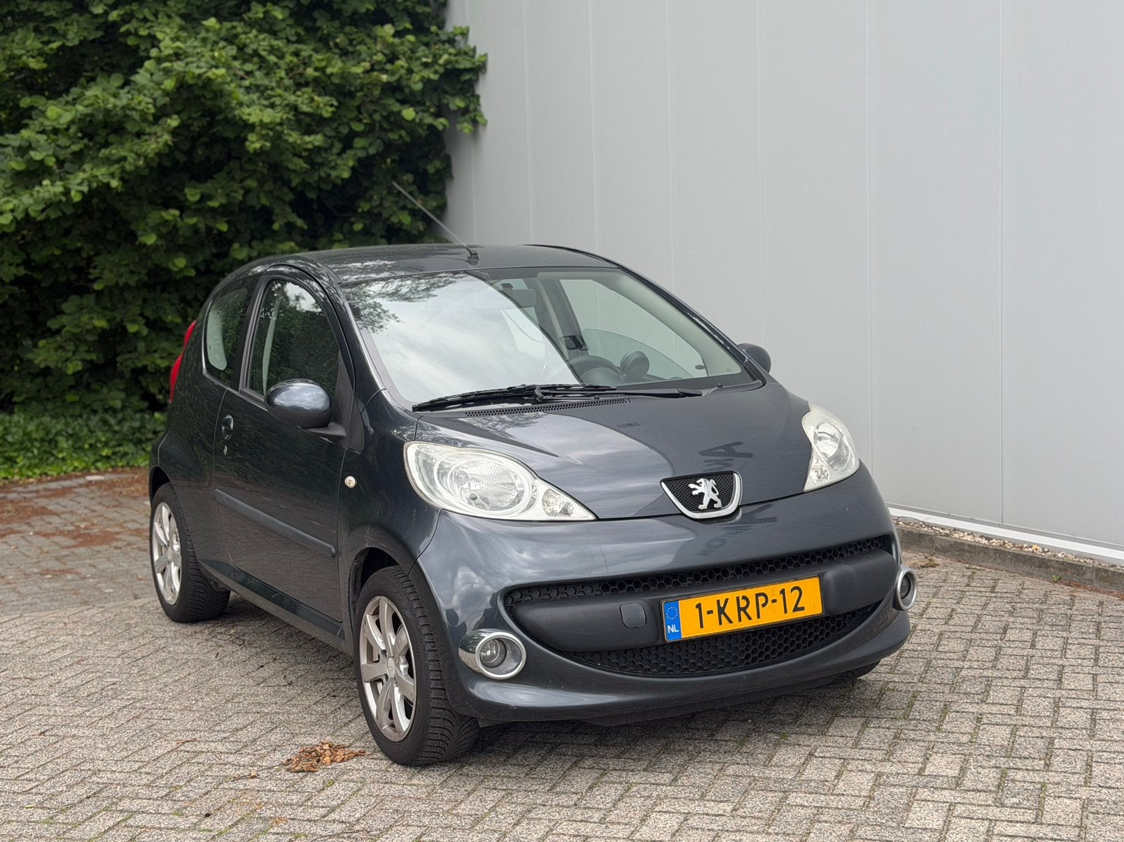 Peugeot 107 1.0 12V 3DR 2006 Grijs, Auto's, Voorwielaandrijving, 765 kg, 4 stoelen, 68 pk