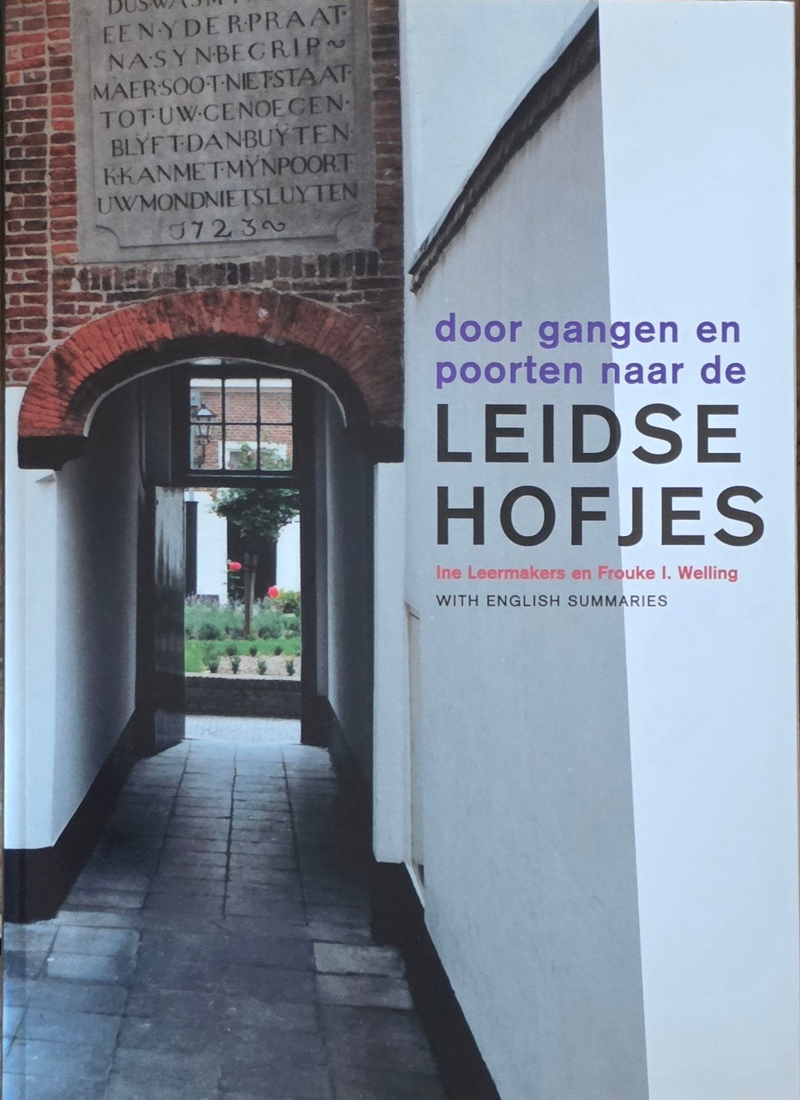 Nieuwstaat! Door Gangen en Poorten naar de Leidse Hofjes, Ophalen of Verzenden, Zo goed als nieuw, Ine Leermakers en Frouke I. Welling