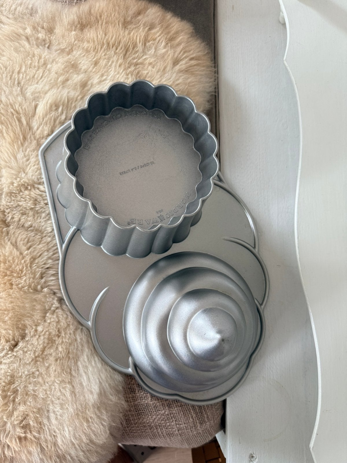Nordic Ware the big cup cake pan zgan, Hobby en Vrije tijd, Ophalen, Zo goed als nieuw, Taarten of Cupcakes, Bakvorm