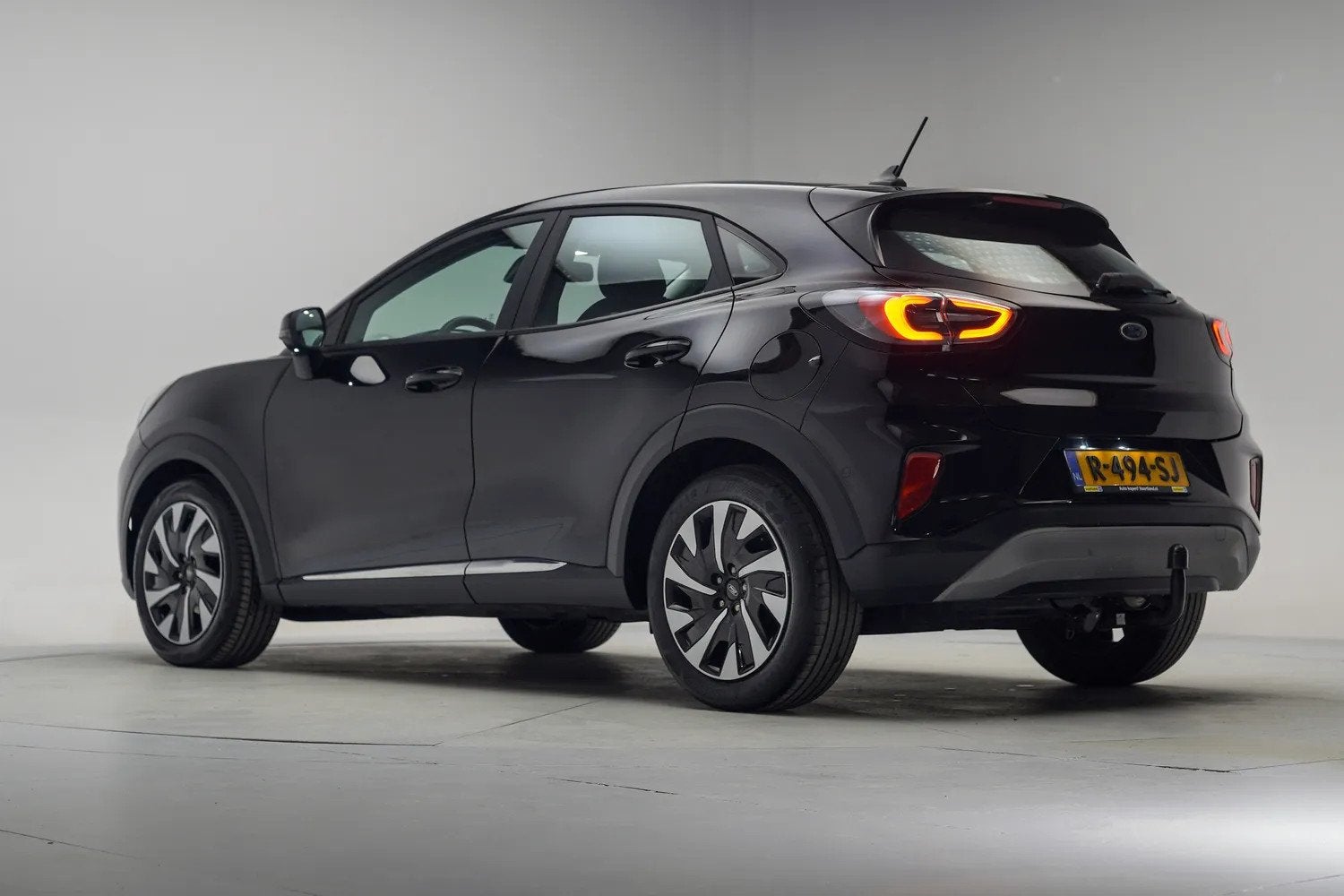 Ford Puma 1.0 EcoBoost Hybrid 125pk Titanium [ Apple/Android, Zwart, Bedrijf, 3 cilinders, 1100 kg