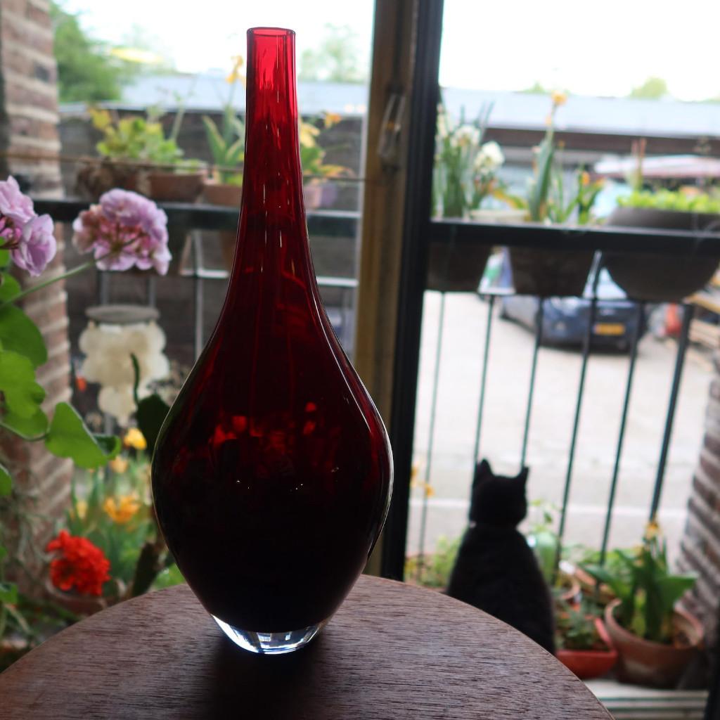 Grote IKEA Salong Vaas - 31cm - Robijnrood - J. Jelinek, Ophalen of Verzenden, Zo goed als nieuw, Rood, Glas