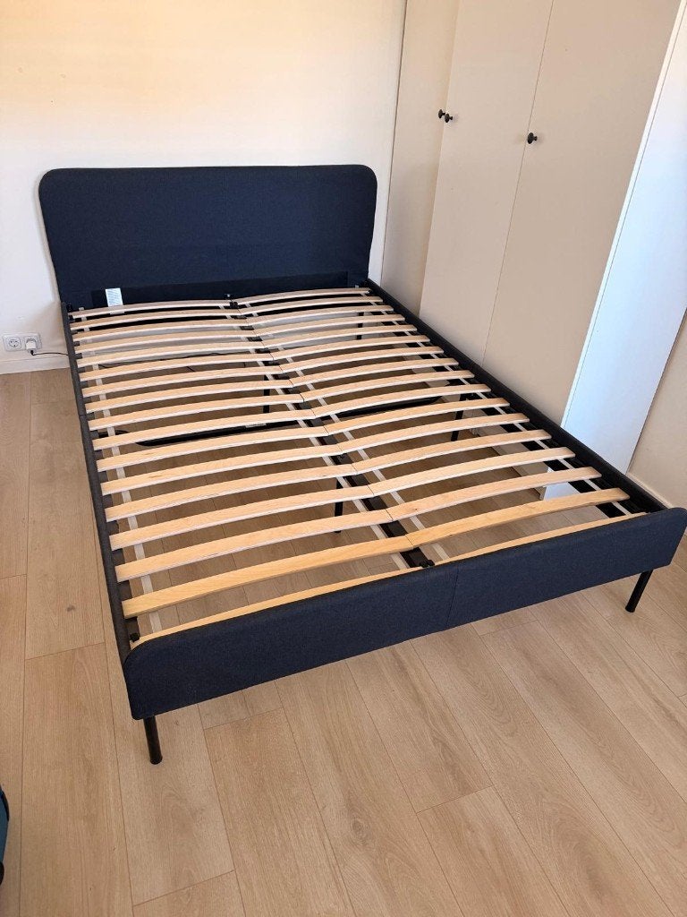 Bed frame and mattress, Ophalen, Tweepersoons, 140 cm, Zo goed als nieuw