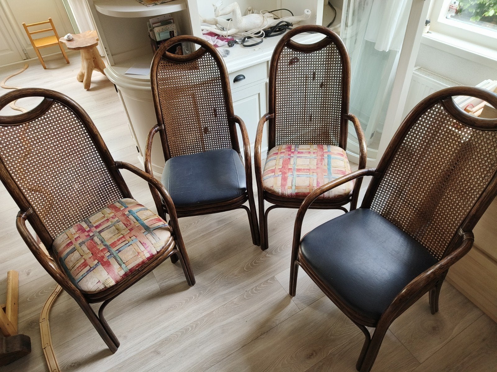 4 X HOGE EETKAMER STOELEN , STEVIG, Ophalen