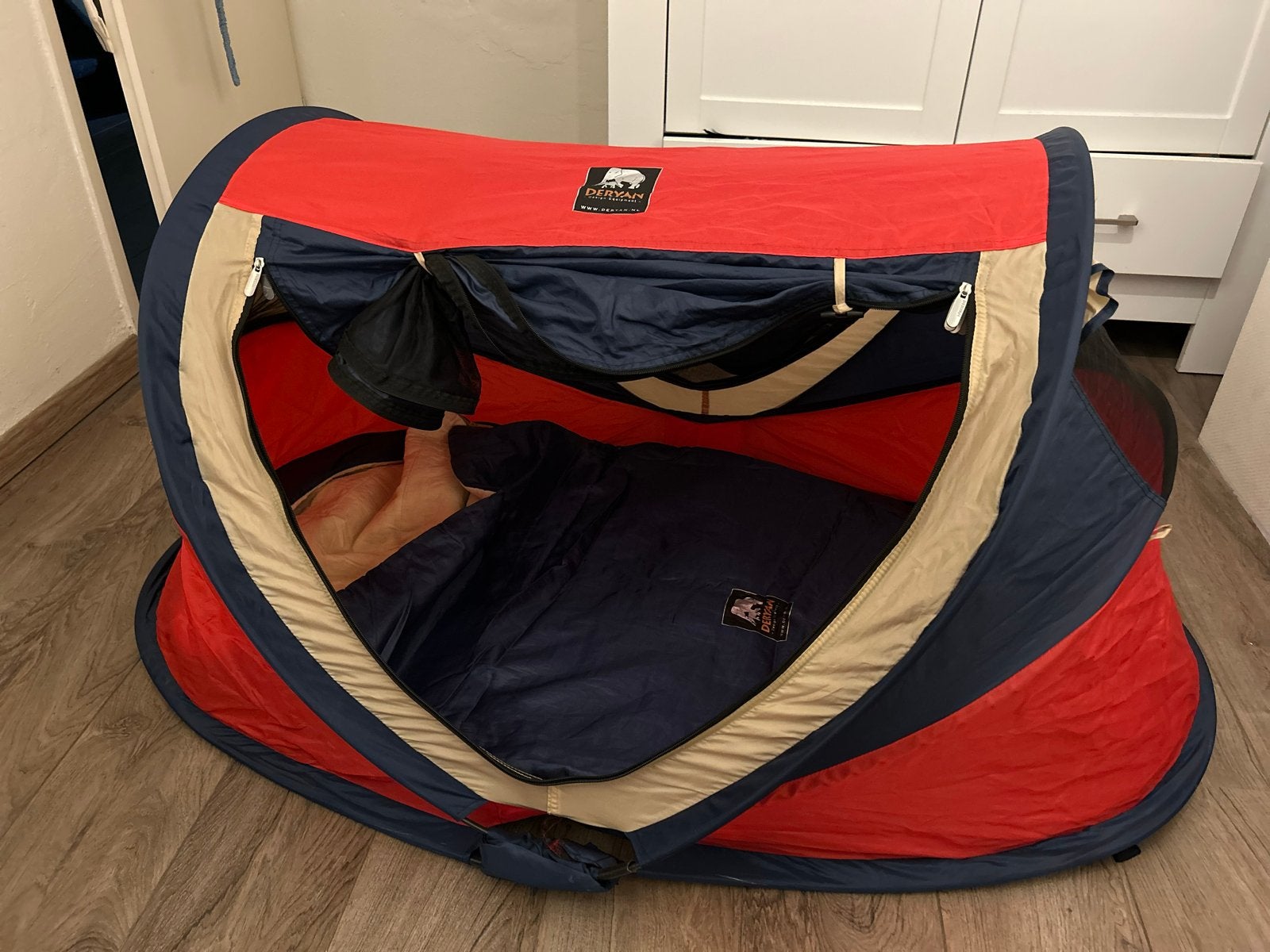 Deryan Peuter Luxe pop-up reisbedje (rood/blauw/crème), Kinderen en Baby's, Babywiegjes en Ledikanten, Ophalen, Gebruikt, Reisbedje
