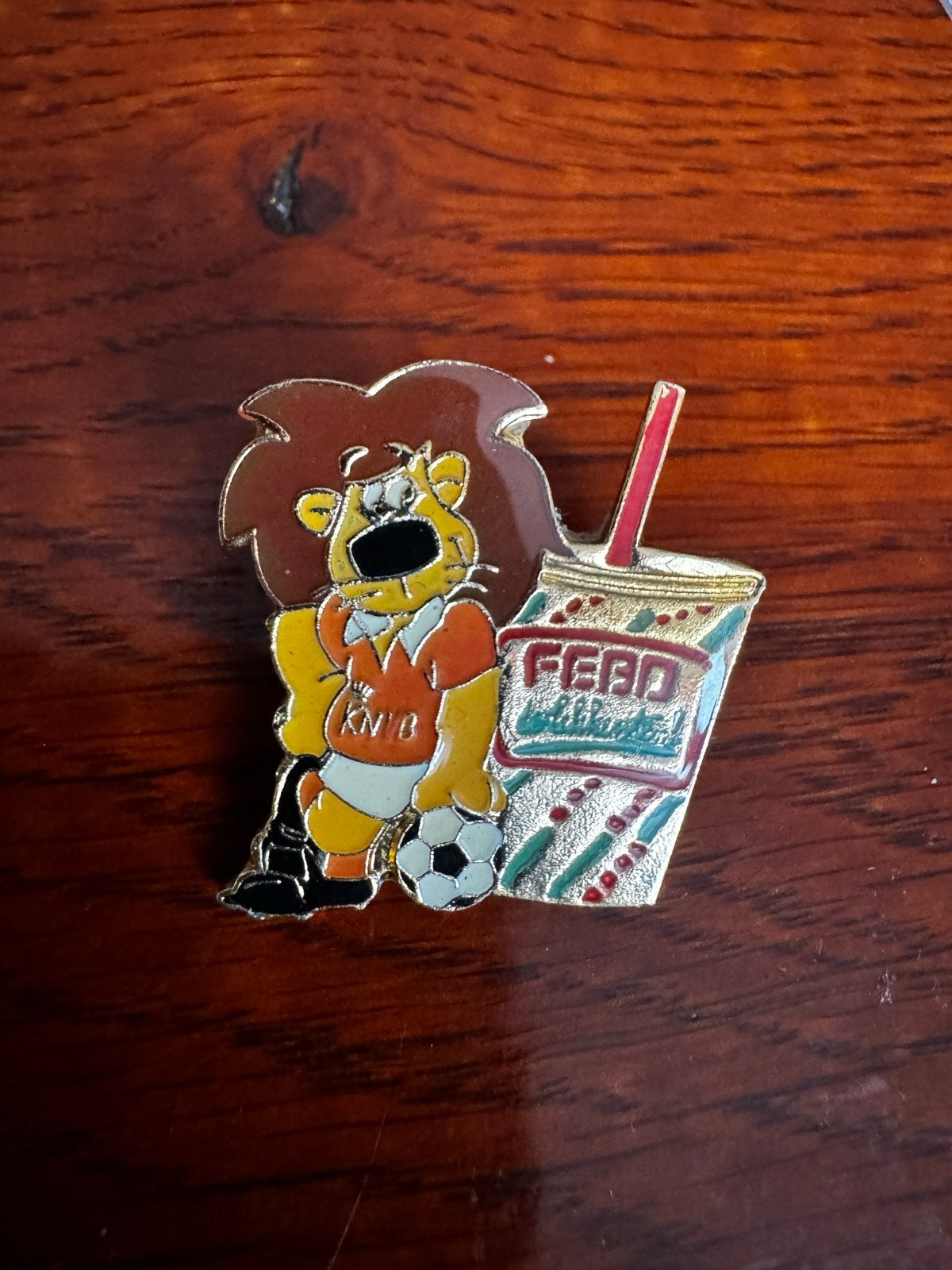 Febo KNVB Leeuw Pin - Voetbal Oranje Fan Item, Ophalen of Verzenden, Zo goed als nieuw, Sport, Speldje of Pin