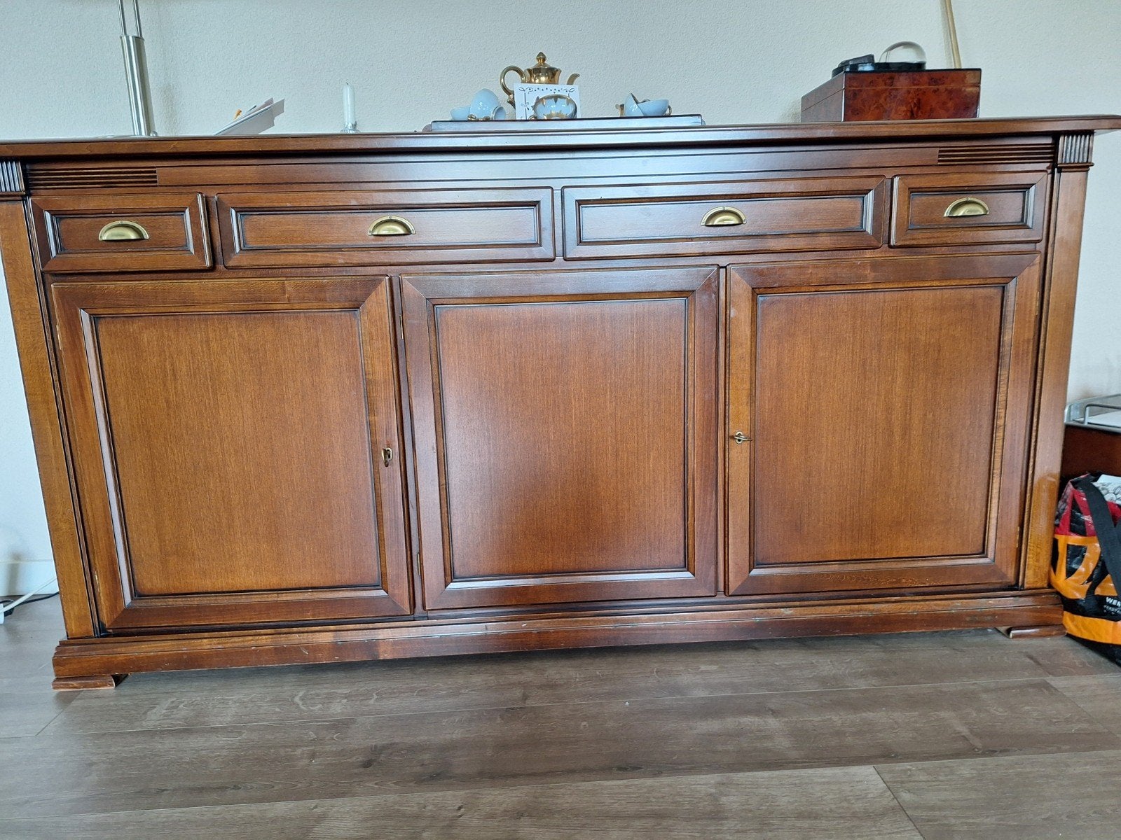 Mooi Dressoir - Hout - Lichte beschadigingen onderaan, Ophalen of Verzenden