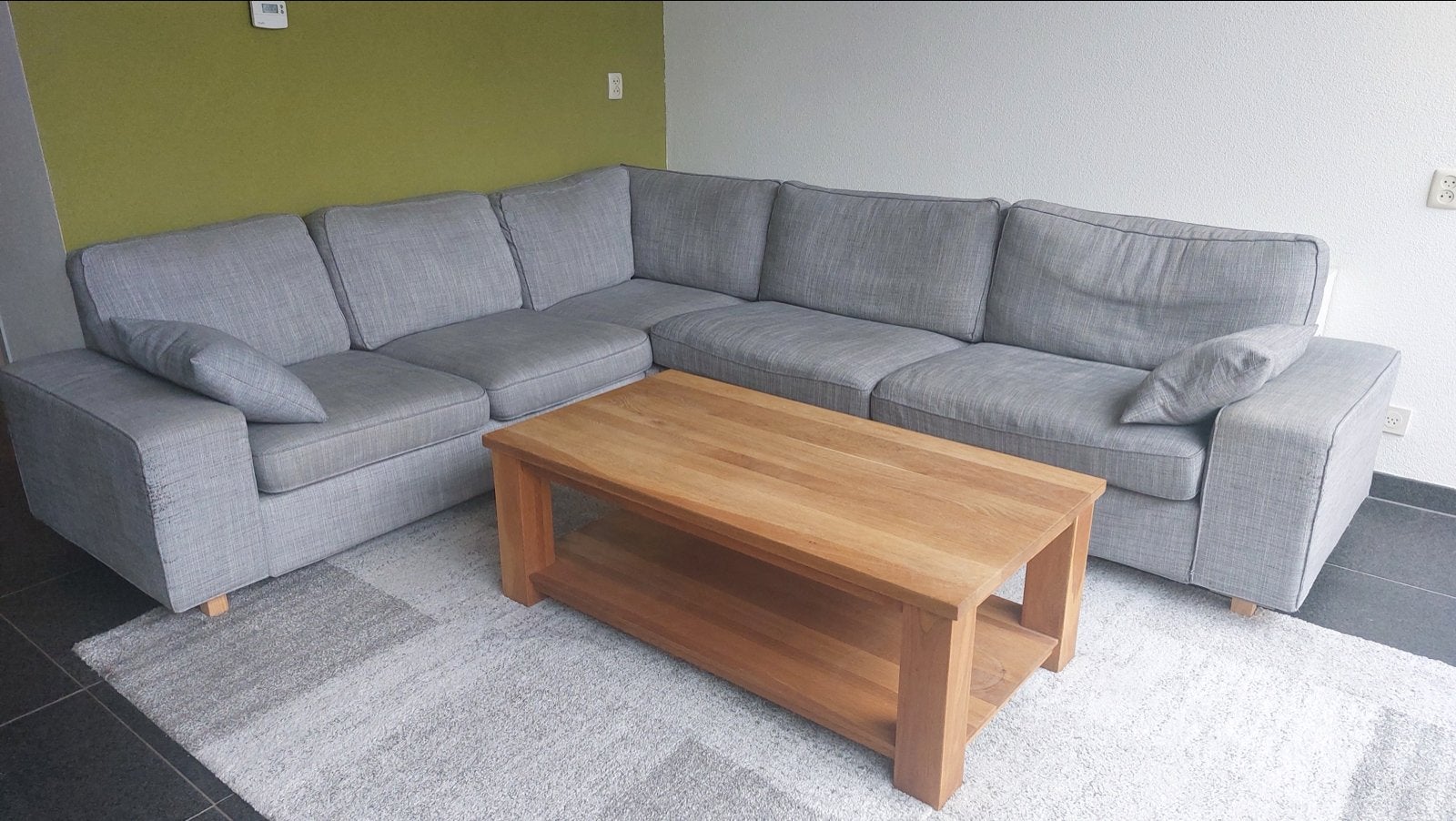 Grijze IKEA Hoekbank met Houten Salontafel - Gratis afhalen, Huis en Inrichting, Ophalen, Gebruikt, Hout