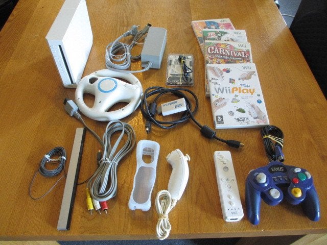 Wii compleet met meer dan 2500 games, Ophalen of Verzenden, Zo goed als nieuw, Met 2 controllers, Met games