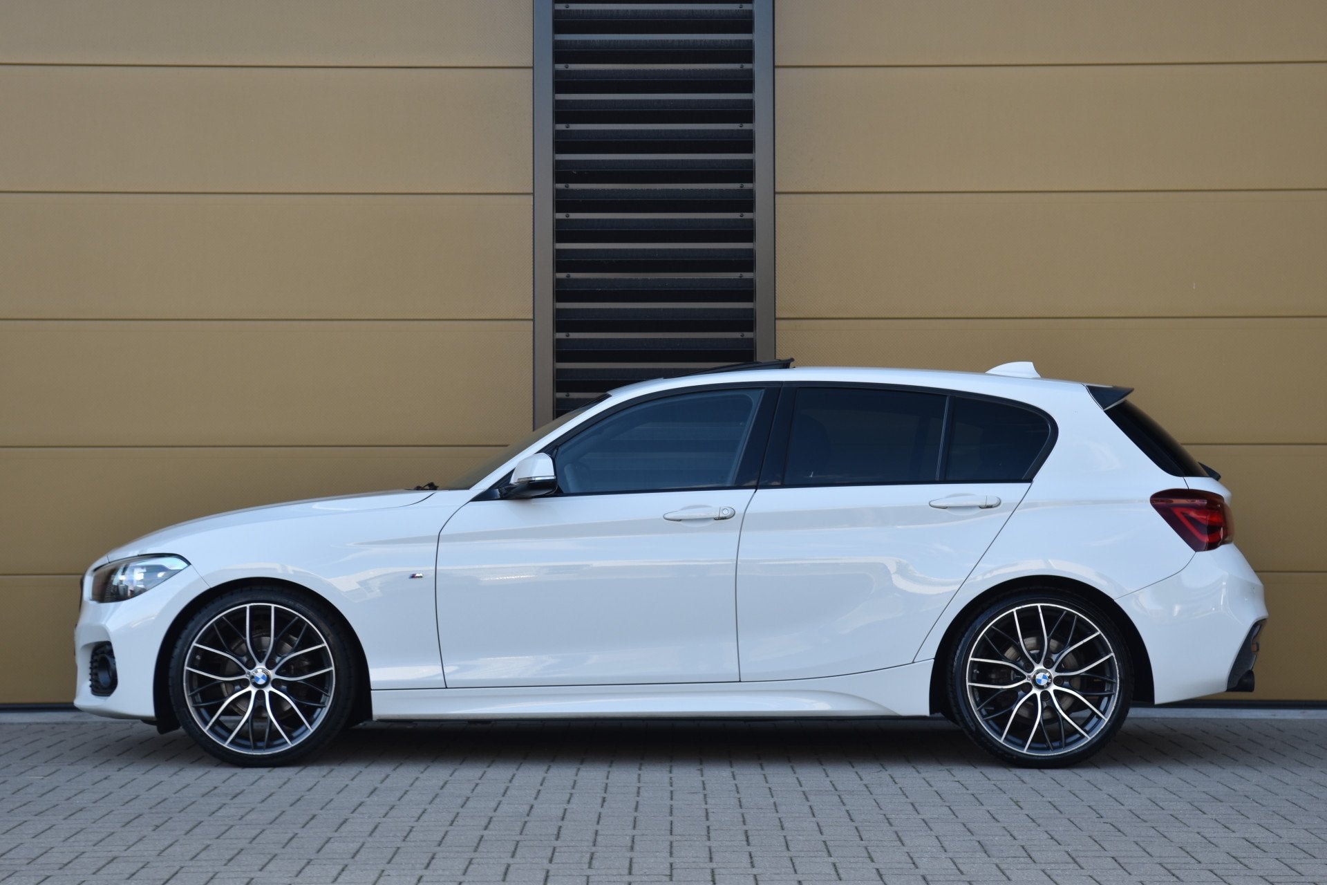 BMW 1-serie 118i Edition M Sport Shadow High Exe * Schuifdak, Gebruikt, Met garantie (alle), Wit, Bedrijf