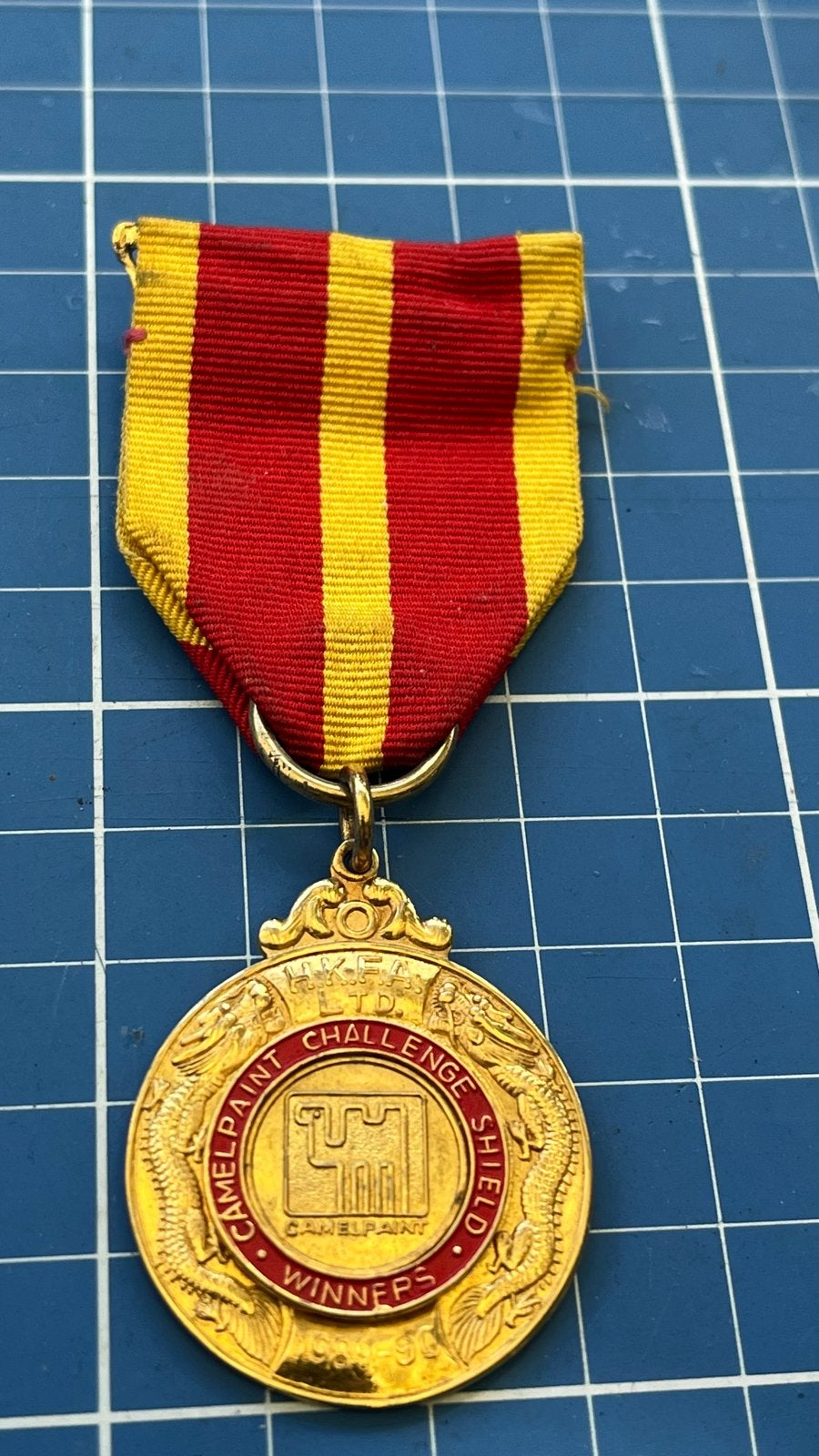 Camel Paint Challenge Shield Winnaars Medaille  1983 voetbal, Ophalen of Verzenden, Overige materialen, Buitenland