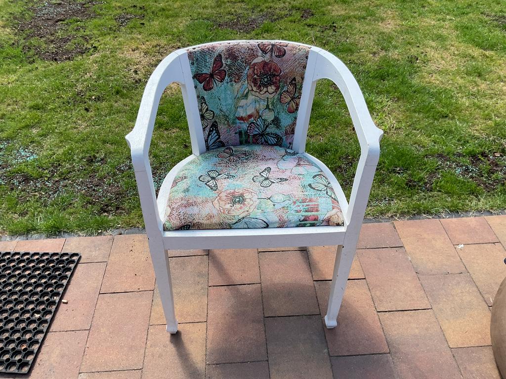 Te koop leuke houten stoel met fleurige bekleding, Ophalen, Gebruikt, Wit, Eén