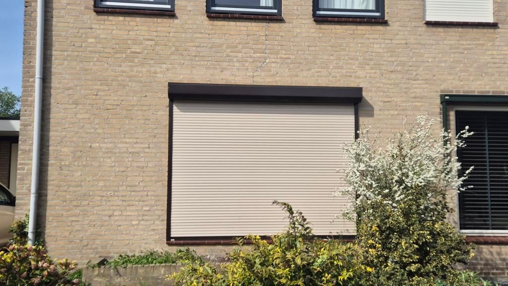 Electrische rolluik, Doe-het-zelf en Verbouw, Rolluiken, Ophalen, Gebruikt, Crème of Beige, 200 cm of meer
