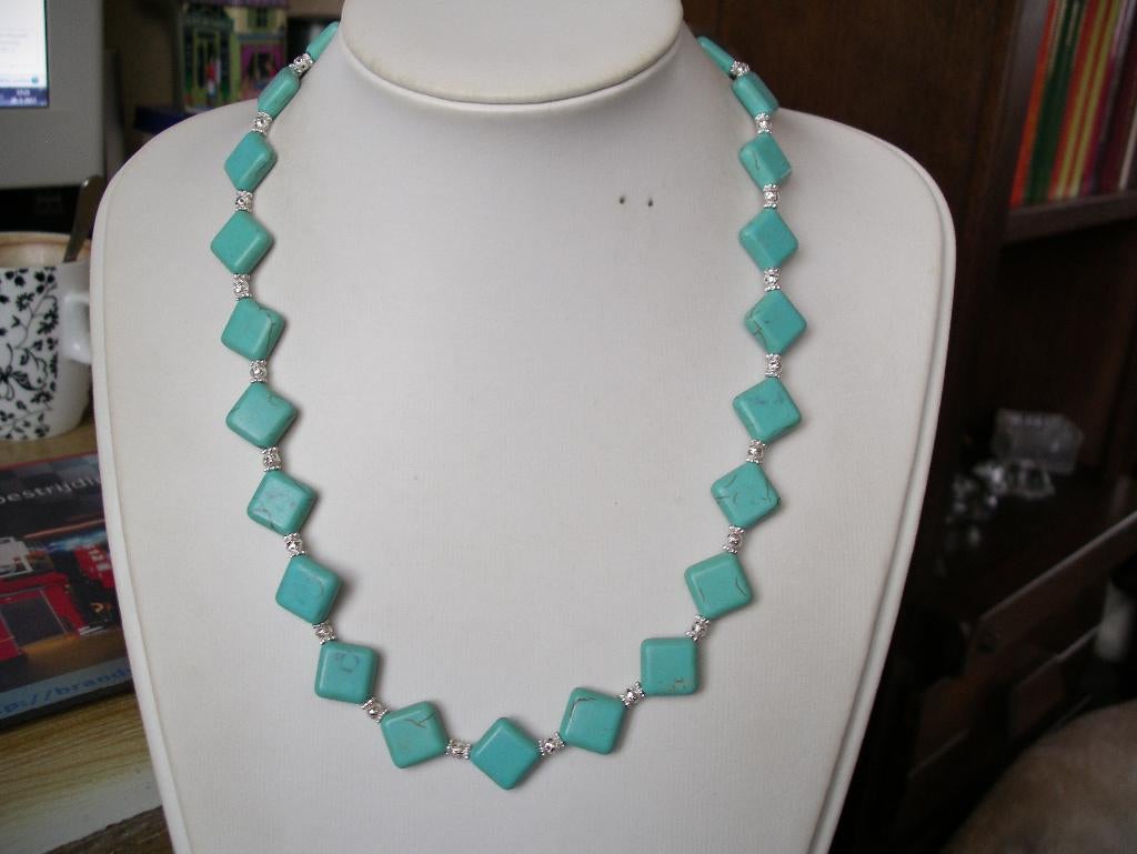 Een mooie Turquoise Howliet edelstenen ketting, Sieraden, Tassen en Uiterlijk, Antieke sieraden, Verzenden, Overige materialen